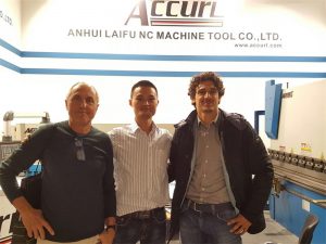 Les clients hongrois visitent notre exposition