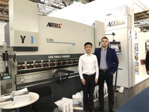 Pologne Les clients visitent notre exposition