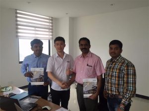 Les clients du Sri Lanka discutent de la technologie avec M.Tai dans notre bureau